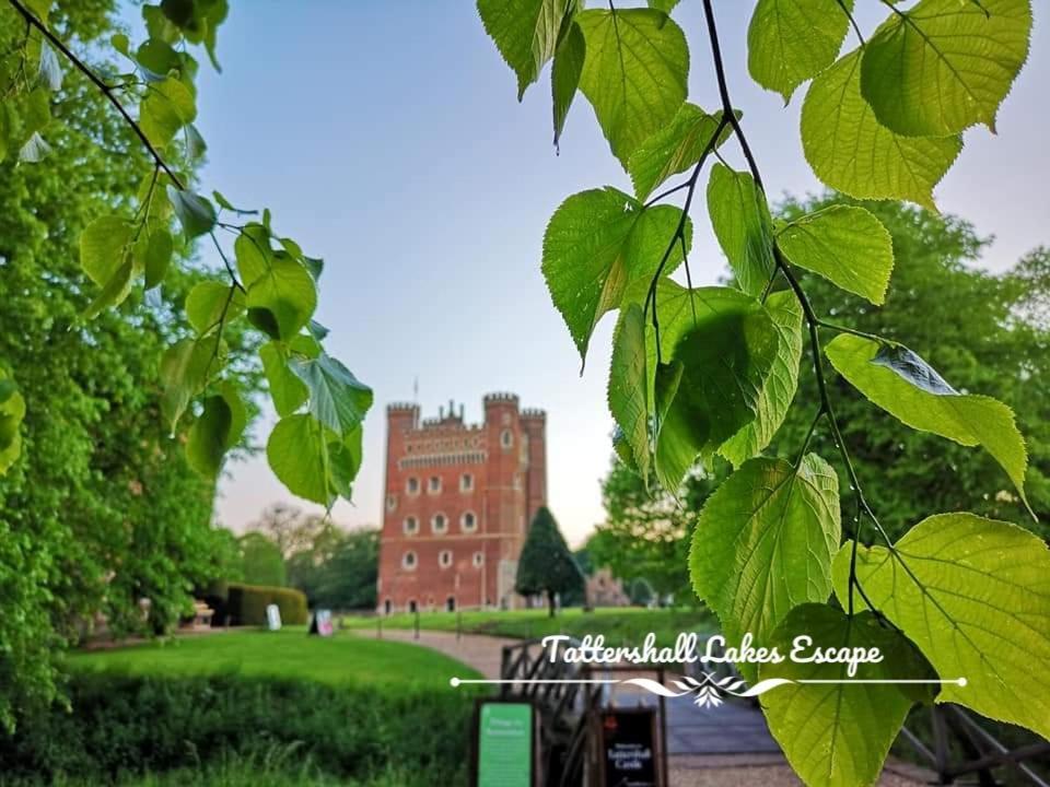 Meridian Tattershall Lakes Escape - Lakeside Lodge Caravan With A Fishing Peg Luxury Hot Tub Exterior photo