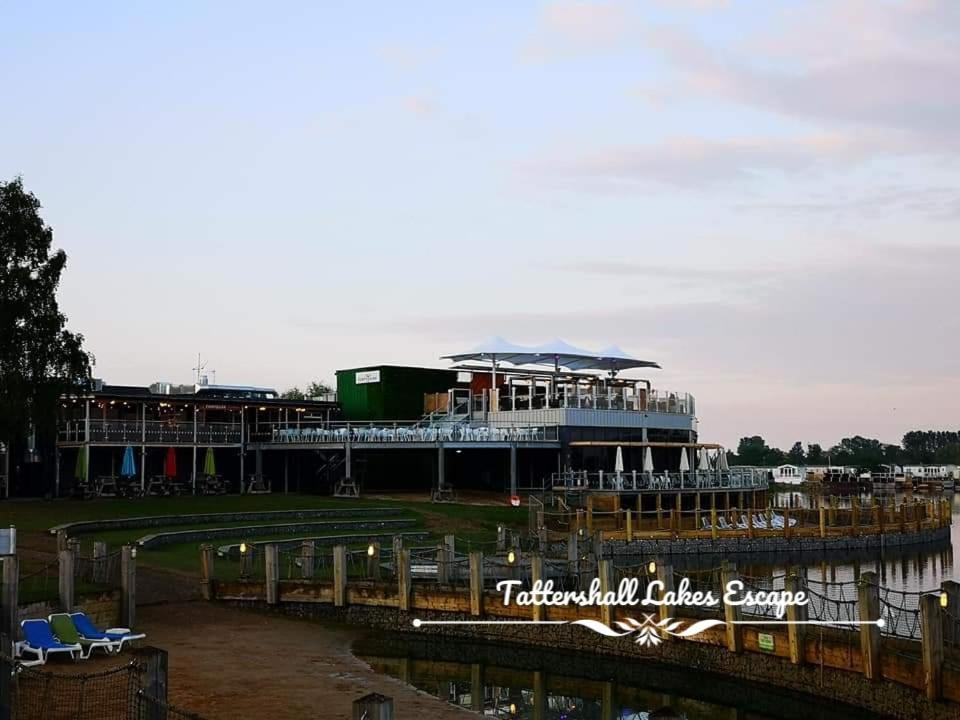 Meridian Tattershall Lakes Escape - Lakeside Lodge Caravan With A Fishing Peg Luxury Hot Tub Exterior photo
