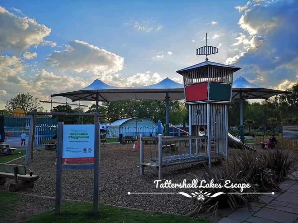 Meridian Tattershall Lakes Escape - Lakeside Lodge Caravan With A Fishing Peg Luxury Hot Tub Exterior photo