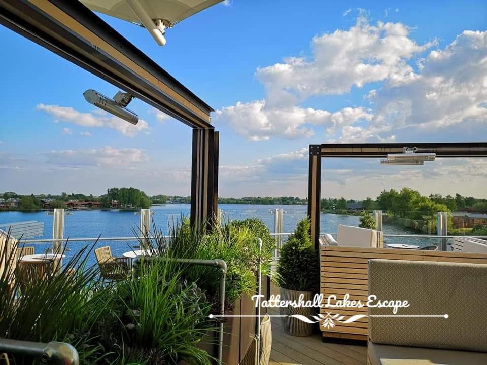 Meridian Tattershall Lakes Escape - Lakeside Lodge Caravan With A Fishing Peg Luxury Hot Tub Exterior photo