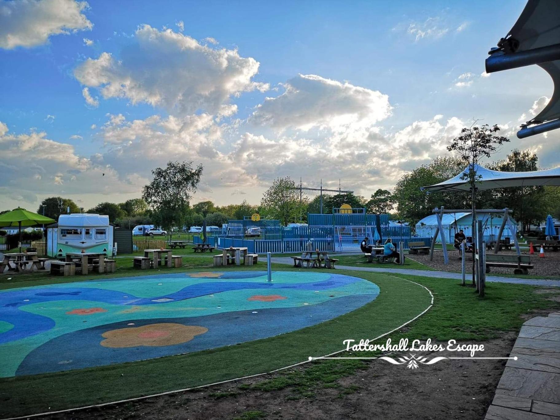 Meridian Tattershall Lakes Escape - Lakeside Lodge Caravan With A Fishing Peg Luxury Hot Tub Exterior photo