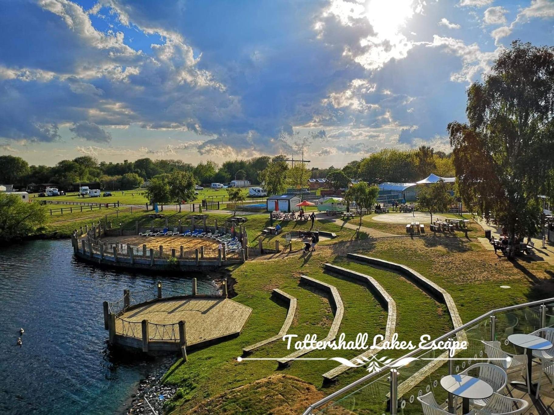 Meridian Tattershall Lakes Escape - Lakeside Lodge Caravan With A Fishing Peg Luxury Hot Tub Exterior photo