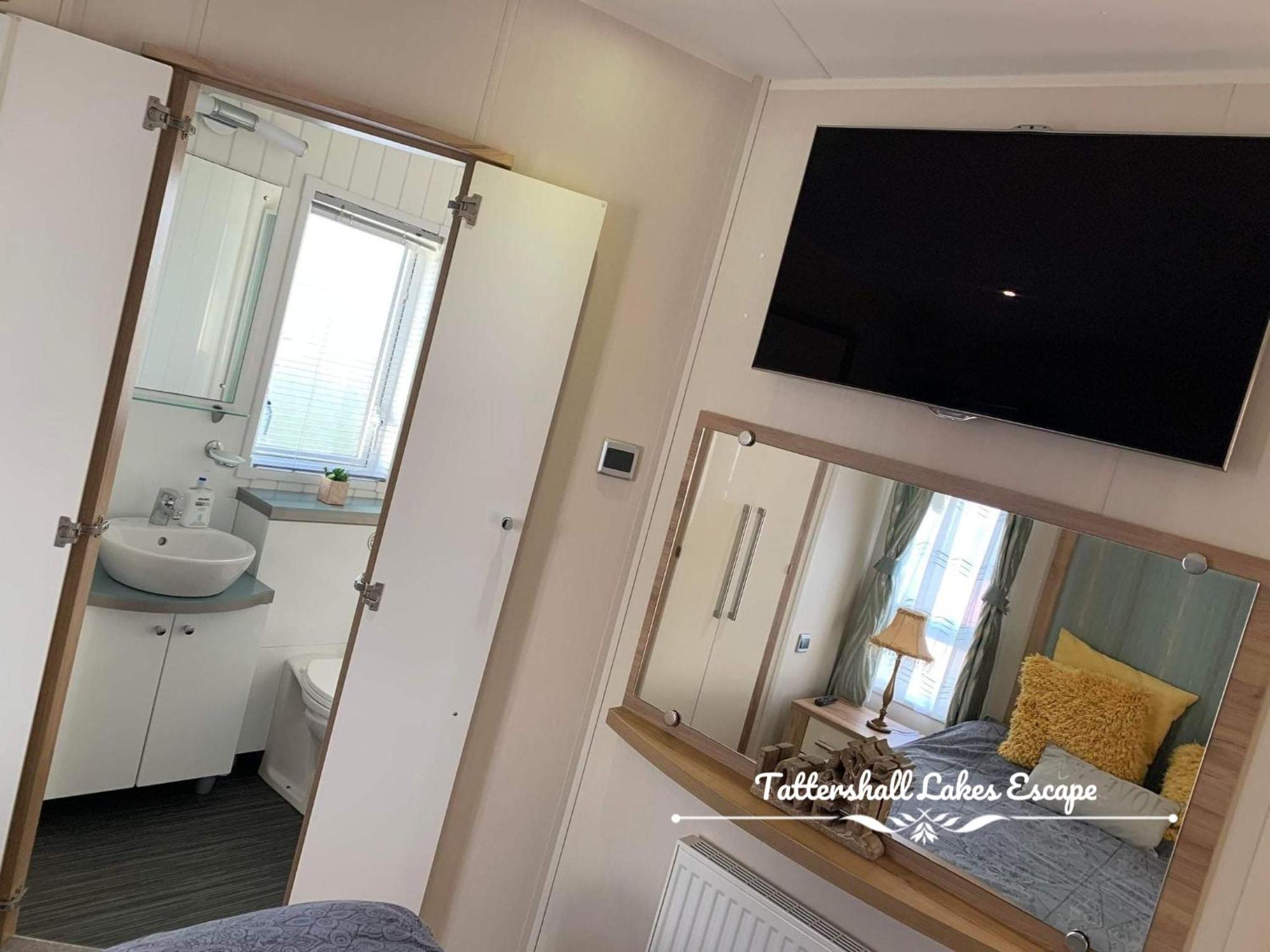 Meridian Tattershall Lakes Escape - Lakeside Lodge Caravan With A Fishing Peg Luxury Hot Tub Exterior photo