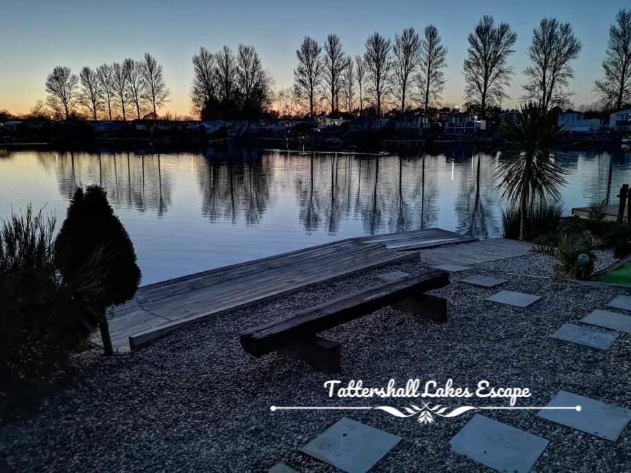 Meridian Tattershall Lakes Escape - Lakeside Lodge Caravan With A Fishing Peg Luxury Hot Tub Exterior photo