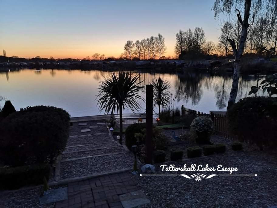 Meridian Tattershall Lakes Escape - Lakeside Lodge Caravan With A Fishing Peg Luxury Hot Tub Exterior photo