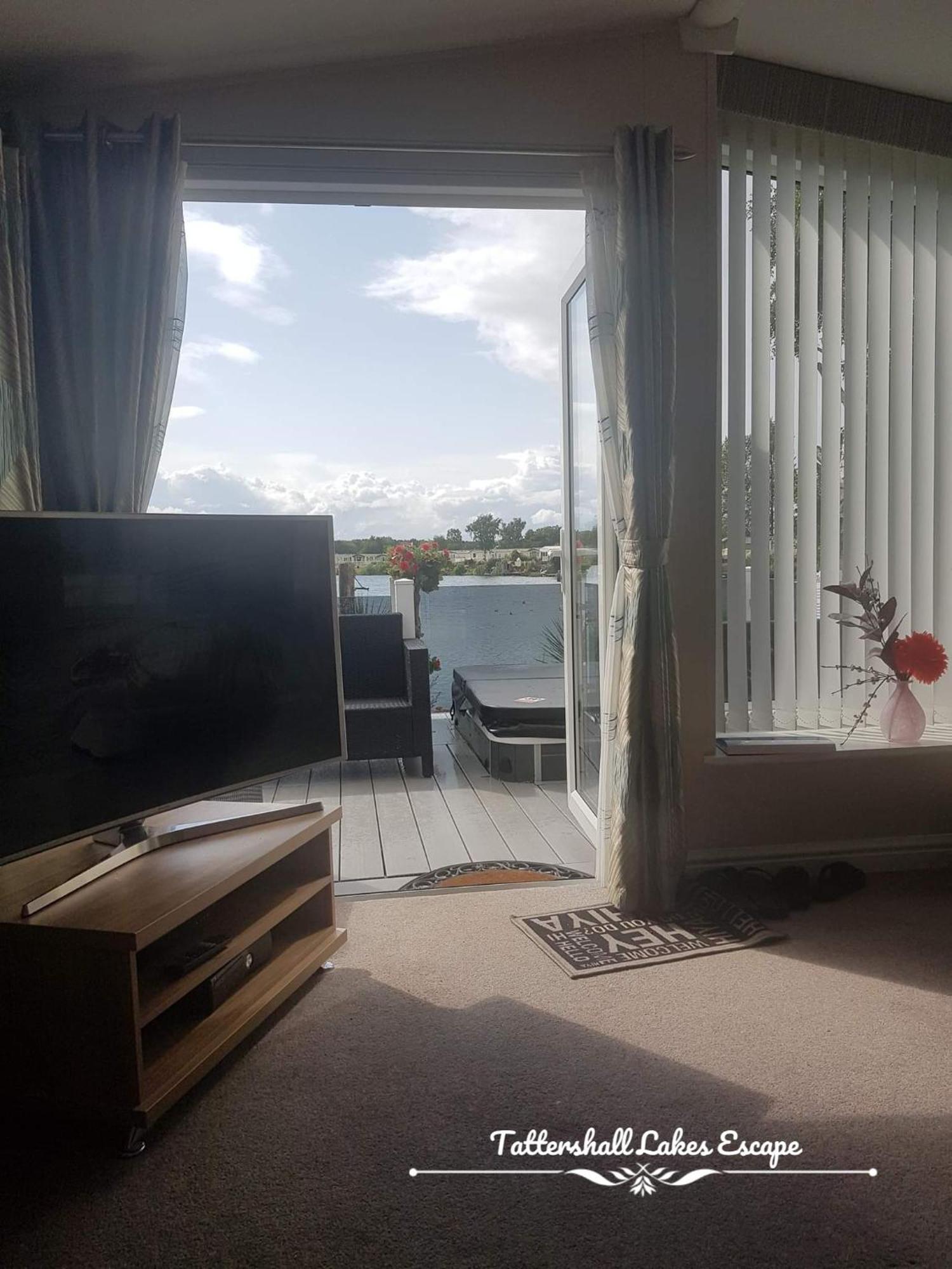 Meridian Tattershall Lakes Escape - Lakeside Lodge Caravan With A Fishing Peg Luxury Hot Tub Exterior photo