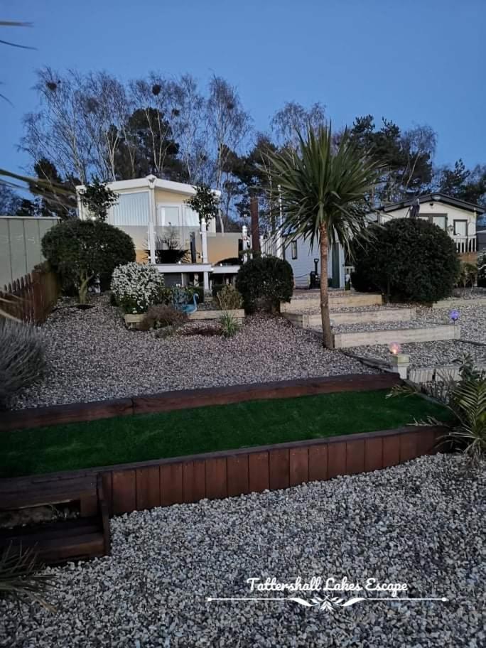 Meridian Tattershall Lakes Escape - Lakeside Lodge Caravan With A Fishing Peg Luxury Hot Tub Exterior photo