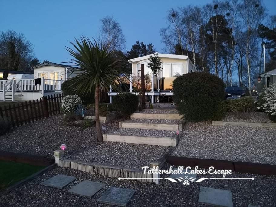 Meridian Tattershall Lakes Escape - Lakeside Lodge Caravan With A Fishing Peg Luxury Hot Tub Exterior photo