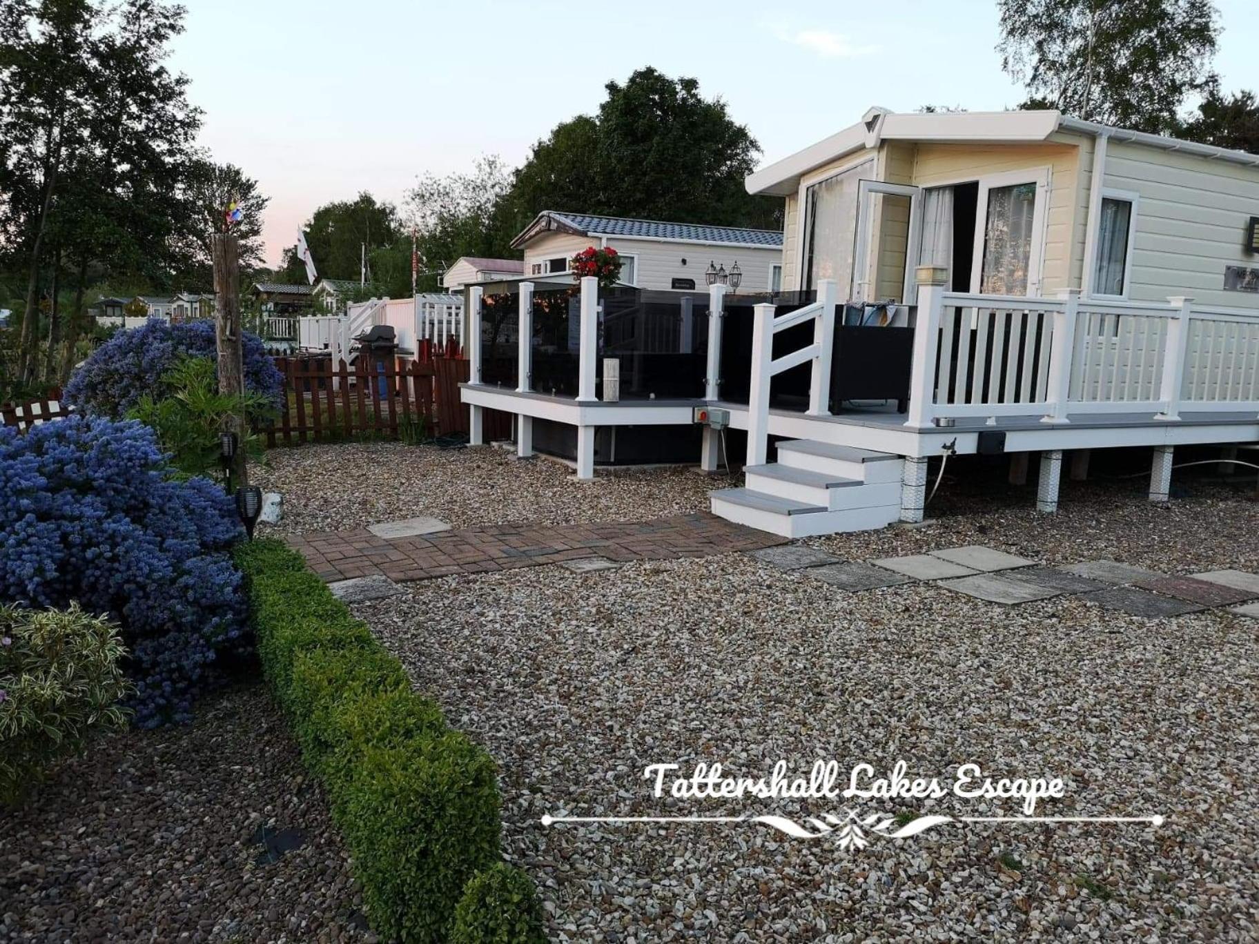 Meridian Tattershall Lakes Escape - Lakeside Lodge Caravan With A Fishing Peg Luxury Hot Tub Exterior photo