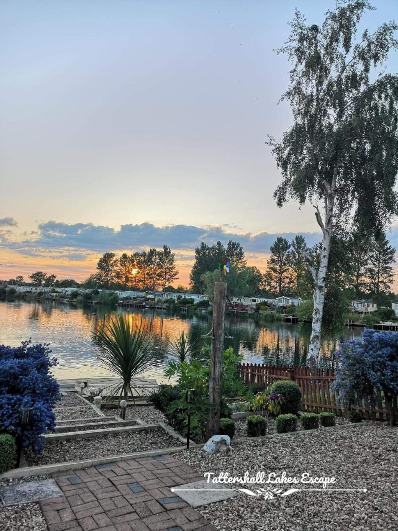 Meridian Tattershall Lakes Escape - Lakeside Lodge Caravan With A Fishing Peg Luxury Hot Tub Exterior photo