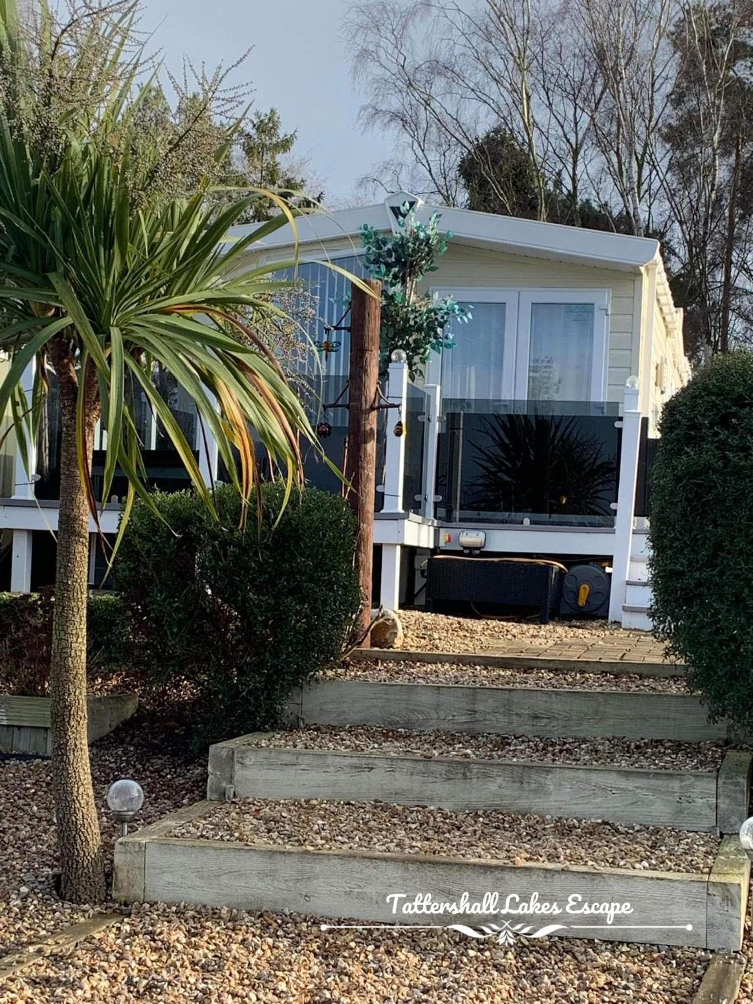 Meridian Tattershall Lakes Escape - Lakeside Lodge Caravan With A Fishing Peg Luxury Hot Tub Exterior photo