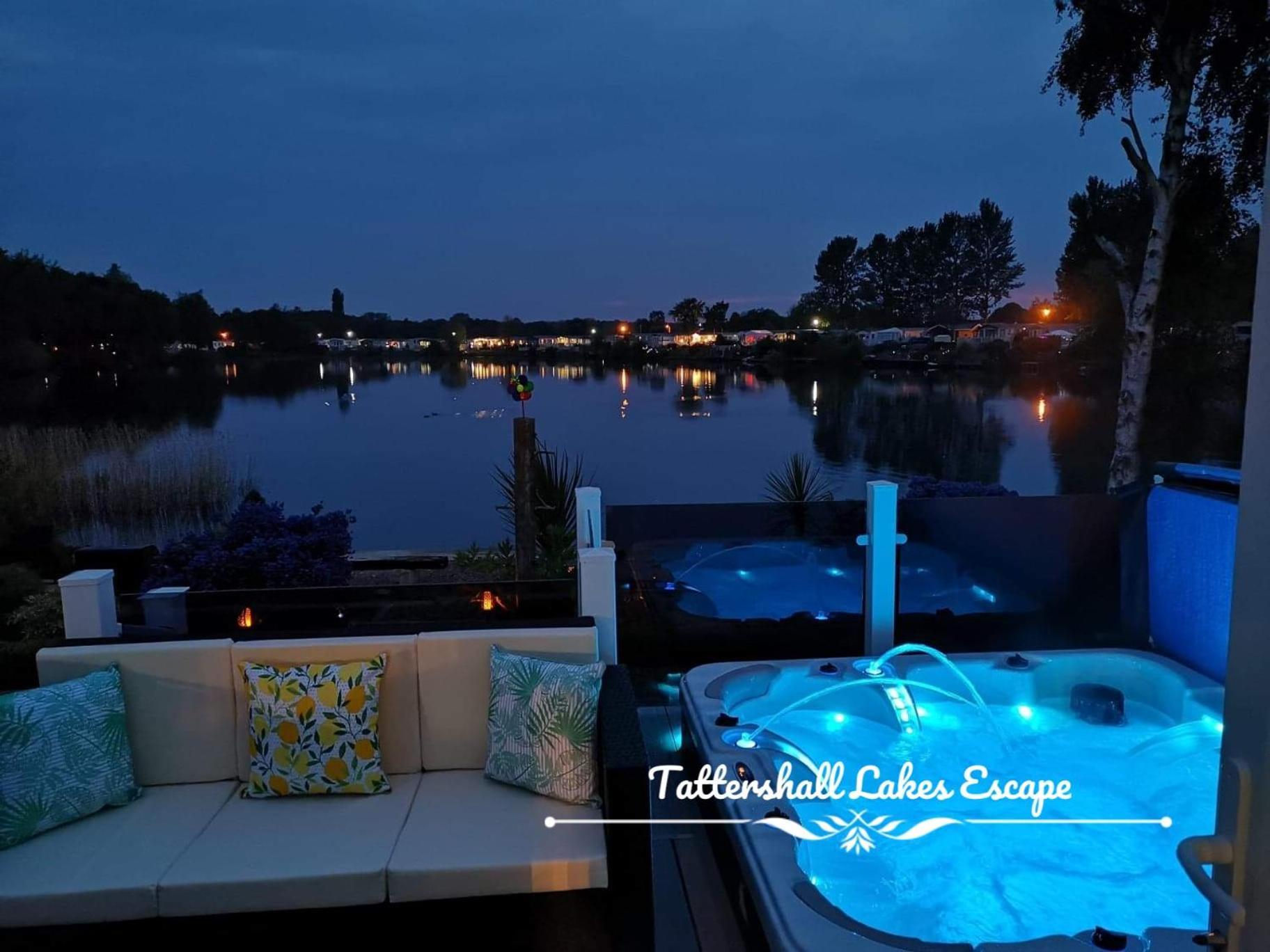 Meridian Tattershall Lakes Escape - Lakeside Lodge Caravan With A Fishing Peg Luxury Hot Tub Exterior photo